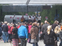 Tapahtuman yleisöä
Esiintymässä mm. Saija Tuupanen ja Teuvo Oinas