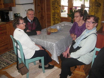 Elma, Irja, Rauha ja Onni Joukon juhlissa Lapinjärven rannalla