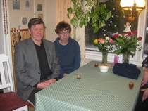 Puheenjohtaja Martti Kirstiä onnittelemassa