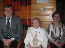 Puheenjohtaja naistan piirittämänä