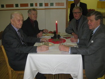 Miehet nauttivat maukkaista pöydän antimista